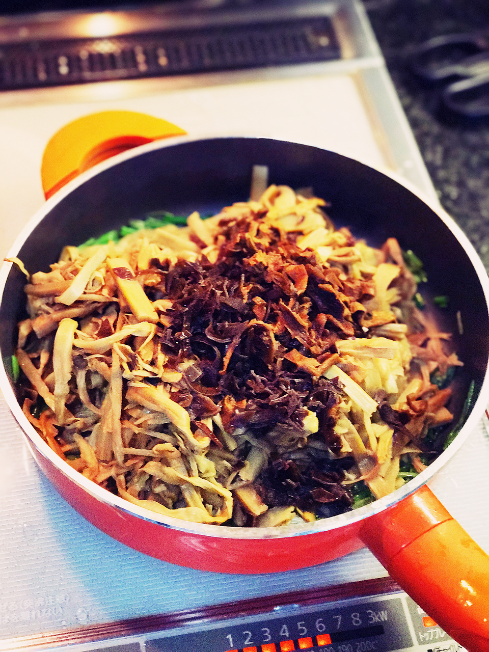 Miến măng gà ngon chuẩn vị - 4
Nấm hương, mộc nhĩ rửa sạch, ngâm nở và thái nhỏ cho vào xào với măng và hành củ chừng 10 phút với muối mắm để măng được ngấm gia vị