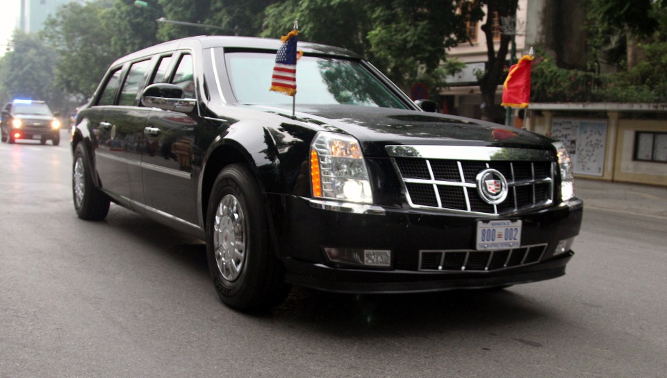 Người Hà Nội háo hức xem xe “quái thú” của Tổng thống Trump trên phố - 10 Xe quái thú đi qua nút giao thông Điện Biên Phủ - Trần Phú.