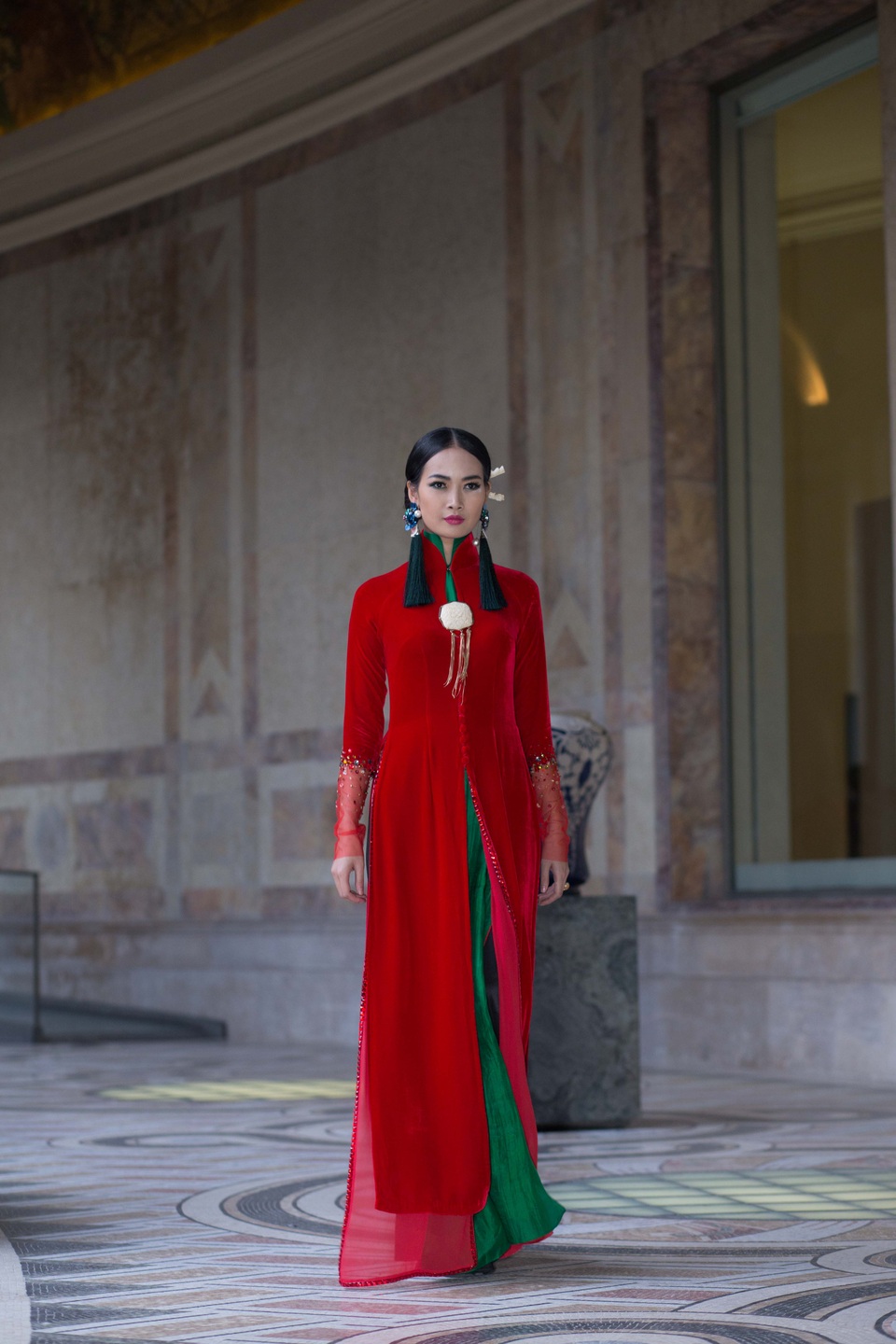 Người mẫu Tây duyên dáng với áo dài - 2 Người mẫu Tây duyên dáng với áo dài - 2