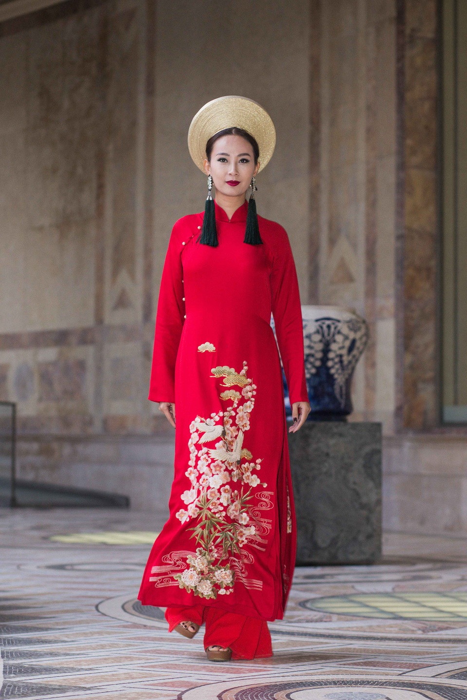 Người mẫu Tây duyên dáng với áo dài - 3 Người mẫu Tây duyên dáng với áo dài - 3