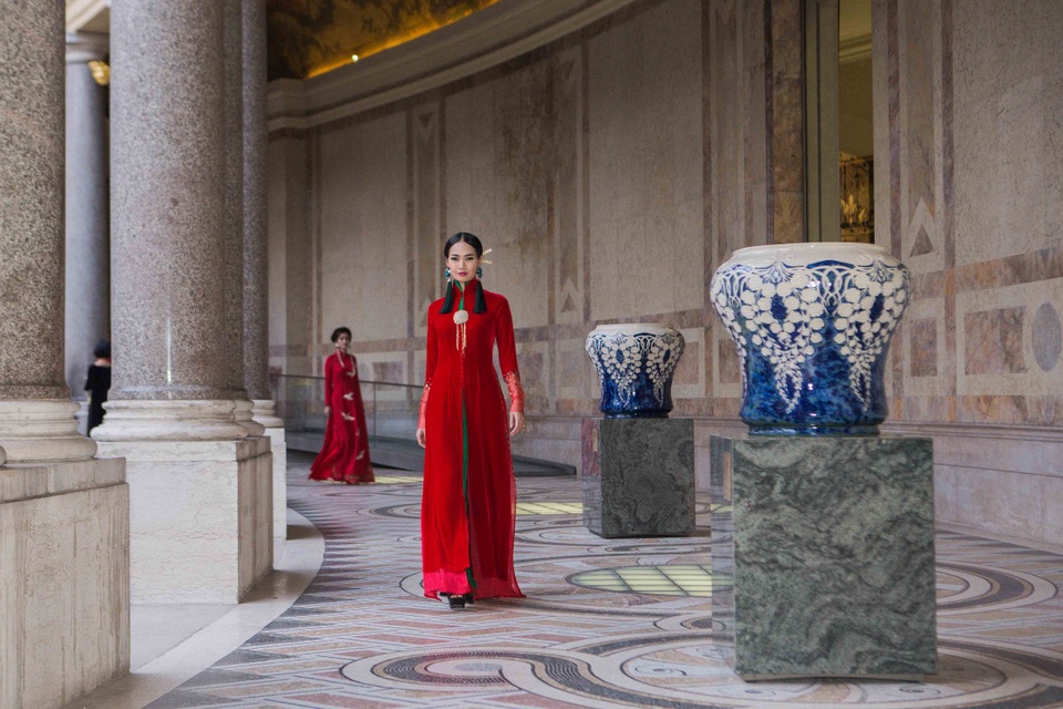 Người mẫu Tây duyên dáng với áo dài - 5 Người mẫu Tây duyên dáng với áo dài - 5