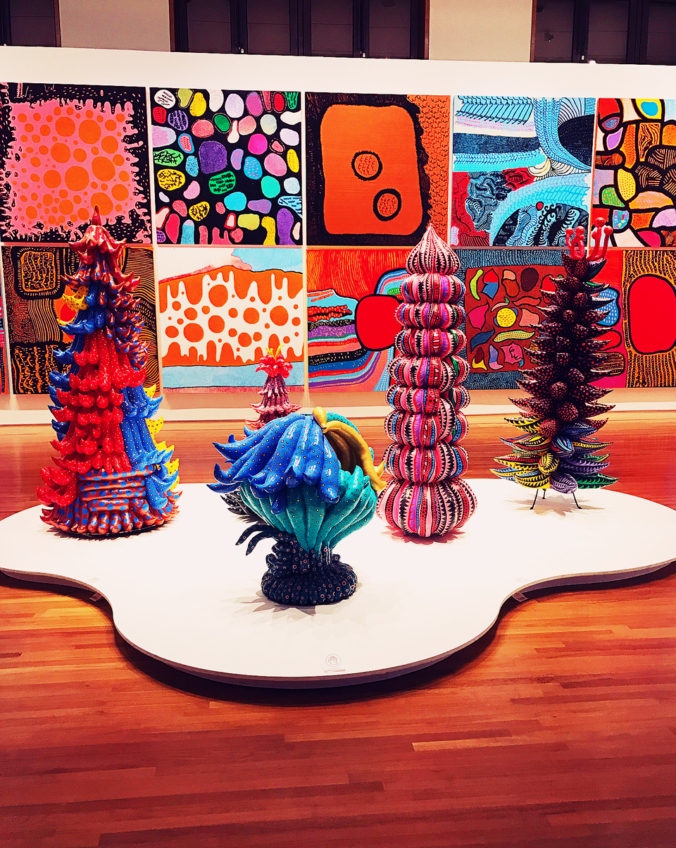 "Nữ hoàng chấm bi" Yayoi Kusama - câu chuyện thú vị về nữ nghệ sỹ sống trong trại tâm thần - 2
Yayoi Kusama từng được mệnh danh là một trong những nữ nghệ sỹ đắt giá nhất mọi thời đại, bà đã có nhiều tác phẩm bán giá triệu đô trong đó đáng chú ý là bức White No.28 (vẽ năm 1960) từng bán được giá hơn 7 triệu USD bởi nhà đấu giá Christie’s New York vào năm 2014