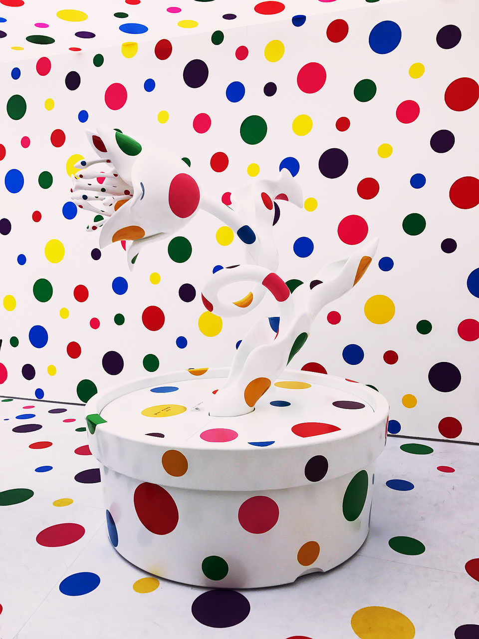 "Nữ hoàng chấm bi" Yayoi Kusama - câu chuyện thú vị về nữ nghệ sỹ sống trong trại tâm thần - 3
Yayoi Kusama sinh năm 1929 trong một gia đình giàu có ở Matsumoto, Nhật Bản, gia đình bà không hạnh phúc với người mẹ bạo lực và người cha thường đi lăng nhăng với phụ nữ, vì thế Yayoi tìm đến nghệ thuật như một cách để giải khuây nhưng cũng không được gia đình ủng hộ