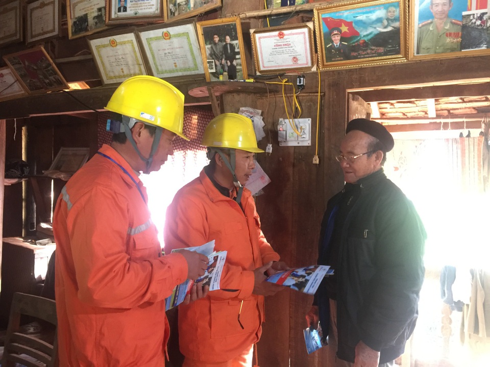 Có không chuyện tách khẩu, lắp thêm công tơ để giảm tiền điện? - 1
Việc tách khẩu, tách công tơ trên cùng một địa điểm cư trú là không dễ dàng
