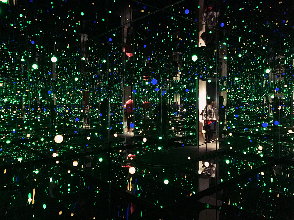 "Nữ hoàng chấm bi" Yayoi Kusama - câu chuyện thú vị về nữ nghệ sỹ sống trong trại tâm thần - 6
Yayoi Kusama được gọi là nữ hoàng chấm bi và bà thừa nhận bị ám ảnh với những đốm màu, Kusama từng nói rằng: “Những chấm bi không thể đứng riêng. Khi chúng ta xóa bỏ tự nhiên và cơ thể chúng ta bằng những đốm màu, mọi thứ sẽ trở thành một thể thống nhất.”