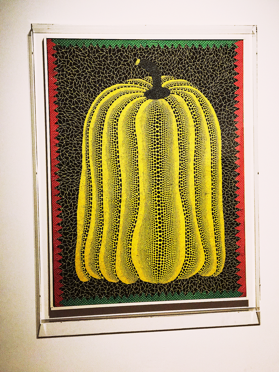 "Nữ hoàng chấm bi" Yayoi Kusama - câu chuyện thú vị về nữ nghệ sỹ sống trong trại tâm thần - 7
Kusama không bao giờ đặt ra phong trào, luôn gọi mình là phong cách nghệ thuật Kusama, mặc dù bà được coi là nghệ sỹ tiên phong nhưng bà không để cho thế giới quên mất nguồn gốc Nhật Bản của mình, bà luôn mặc kimono trong các sự kiện quan trọng.