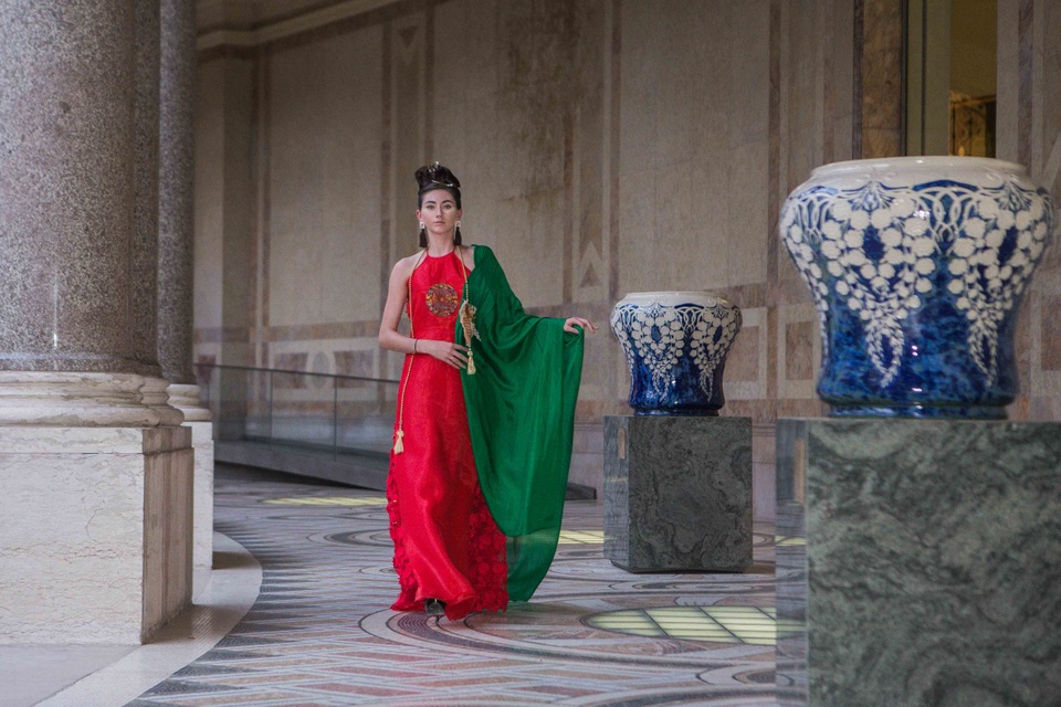 Người mẫu Tây duyên dáng với áo dài - 7 Người mẫu Tây duyên dáng với áo dài - 7