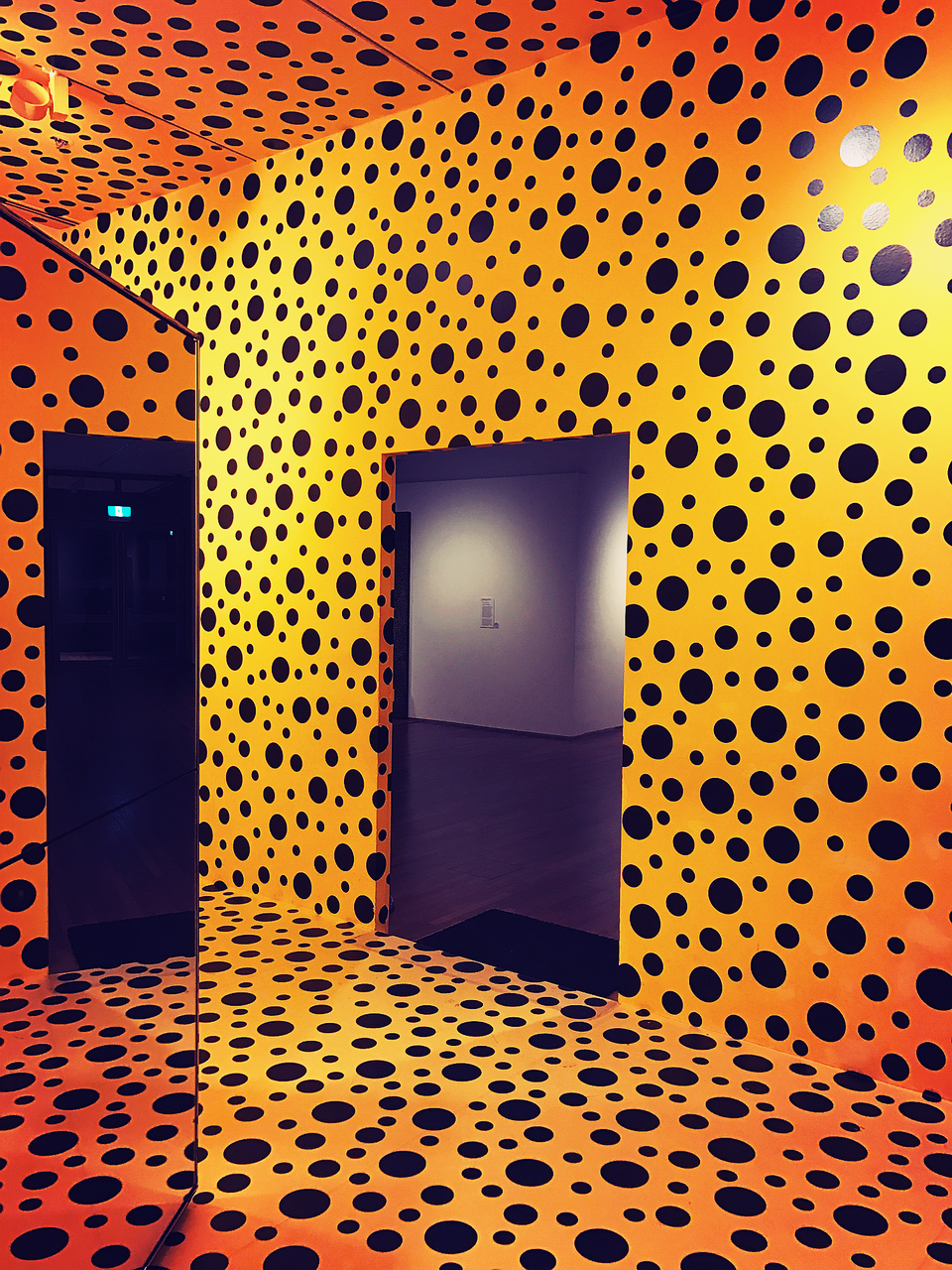 "Nữ hoàng chấm bi" Yayoi Kusama - câu chuyện thú vị về nữ nghệ sỹ sống trong trại tâm thần - 8
Kusama luôn sử dụng thời trang để thu hút sự chú ý. Khi còn là một đứa trẻ, bà đã trang trí một cách nổi loạn trang phục với những chấm bi. Khi bà ra mắt công ty thời trang của riêng mình trong những năm 1960, quần áo không có chấm bi thì lại có lỗ thủng. Bà từng hợp tác với Louis Vuitton vào năm 2012 - sự hợp tác của nghệ sĩ nổi tiếng nhất với nhà mốt đình đám nhất. Những ngày này Yayoi hiếm khi xuất hiện thiếu bộ tóc giả và quần áo chấm bi.