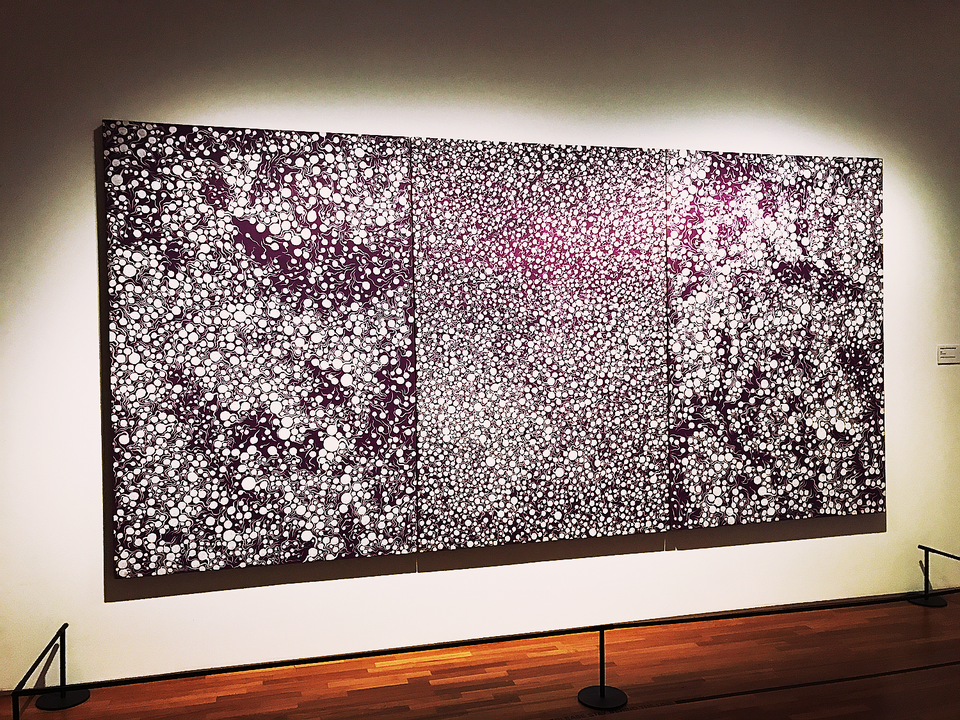 "Nữ hoàng chấm bi" Yayoi Kusama - câu chuyện thú vị về nữ nghệ sỹ sống trong trại tâm thần - 9
Sex là một chủ đề thường xuyên trong công việc của Kusama mặc dù bà mô tả mình là người vô tính. Mối quan hệ của bà với Cornell là mối quan hệ lãng mạn duy nhất nhưng không có tình dục. Kusama nói khi còn là đứa trẻ bà đã hiểu cảm giác đau khổ khi gia đình không hạnh phúc. Không một ngày nào mẹ tôi không hối hận vì sinh ra tôi, cha tôi thì có lối sống xa hoa. Ông hẹn hò với một geisha và bỏ mặc chúng tôi để được đi với bà ấy tới Tokyo. Mẹ tôi đau khổ và tức giận còn tôi đã bị mắc kẹt ở giữa. Đó là lý do tại sao tôi bắt đầu bị ảo giác. Tôi bắt đầu tìm tới bác sĩ tâm thần và chính ông là người đầu tiên khuyến khích tôi phát triển như một nghệ sĩ.