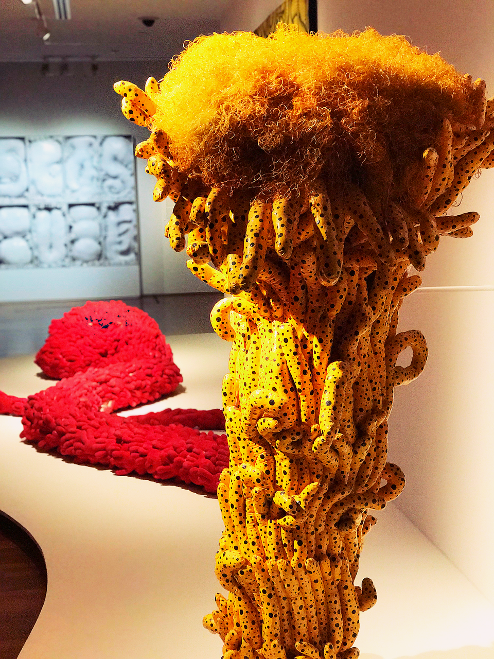 "Nữ hoàng chấm bi" Yayoi Kusama - câu chuyện thú vị về nữ nghệ sỹ sống trong trại tâm thần - 12
Kusama thường nói rằng nếu không phải vì nghệ thuật, bà đã tự tử từ lâu. Tôi thấy rất khó khăn khi đi ngủ, nhưng đó là cách tôi thoát khỏi bệnh tật và ảo giác. Tôi không thực sự nghĩ về những cảm xúc của mình, tôi không có kế hoạch làm cho nó vui vẻ nhưng một khi tôi bắt đầu công việc, tay tôi di chuyển trước khi tôi có thể suy nghĩ bất cứ điều gì. Kusama sẽ rất vui nếu triển lãm mới đưa mọi người đến với ý tưởng về sự vô tận của vũ trụ và vẻ đẹp của cuộc sống. Nếu còn năng lượng, tôi sẽ tiếp tục sáng tác, tôi muốn sống tới 200 hoặc 300 tuổi. Trong một cuộc trả lời phỏng vấn gần đây, Yayoi nói cuộc sống của bà hiện đã nhiều niềm vui hơn và mọi người có thể cảm nhận điều này qua các tác phẩm mới của bà. Bà cũng nói thêm, sở thích của bà là ăn bánh, hạnh phúc của bà là tạo ra những tác phẩm nghệ thuật và bà luôn muốn cho đi hơn là nhận về.