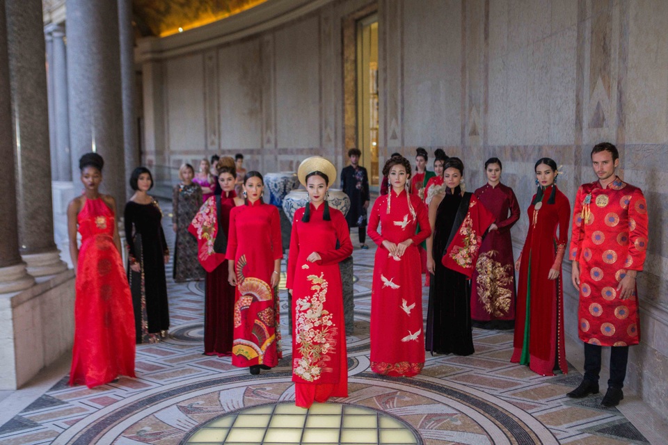 Người mẫu Tây duyên dáng với áo dài - 1 Người mẫu Tây duyên dáng với áo dài - 1