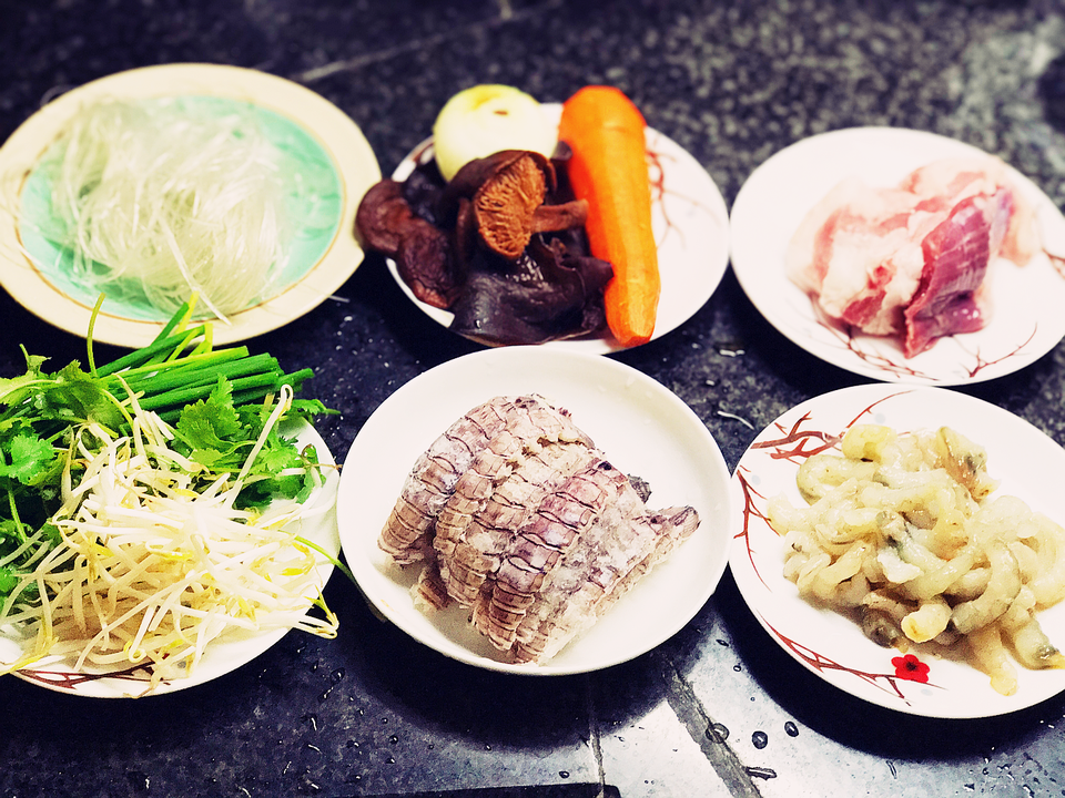 Cuối tuần đổi món với nem tôm bề bề - 1
Ngâm rửa sạch các nguyên liệu cho món nem tôm bề bề trước khi chế biến