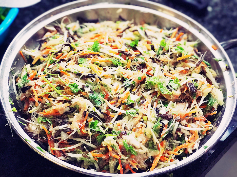 Cuối tuần đổi món với nem tôm bề bề - 3
Cho thêm 1 chút dầu hào vào nhân nem để món nem thêm đậm đà