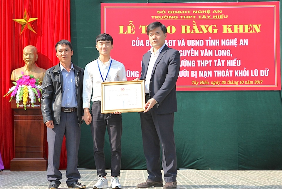 Bộ GD&ĐT tặng Bằng khen cho nam sinh dũng cảm cứu người trong nước lũ - 1 Ông Bùi Văn Linh - Phó Vụ trưởng phụ trách vụ GDCT&CTHSSV tặng Bằng khen của Bộ GD&ĐT cho em Nguyễn Văn Long.