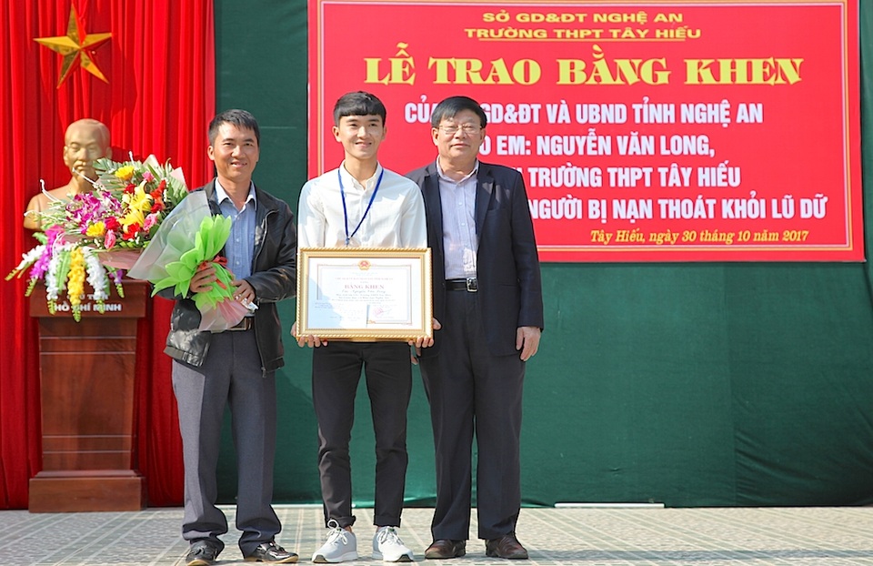 Bộ GD&ĐT tặng Bằng khen cho nam sinh dũng cảm cứu người trong nước lũ - 2 Ông Thái Huy Vinh - PGĐ Sở GD&ĐT Nghệ An trao Bằng khen của UBND tỉnh Nghệ An cho em Nguyễn Văn Long.