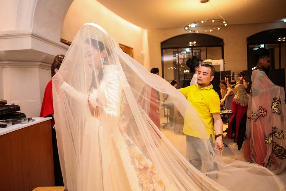 Người mẫu Tây duyên dáng với áo dài - 10 Người mẫu Tây duyên dáng với áo dài - 10