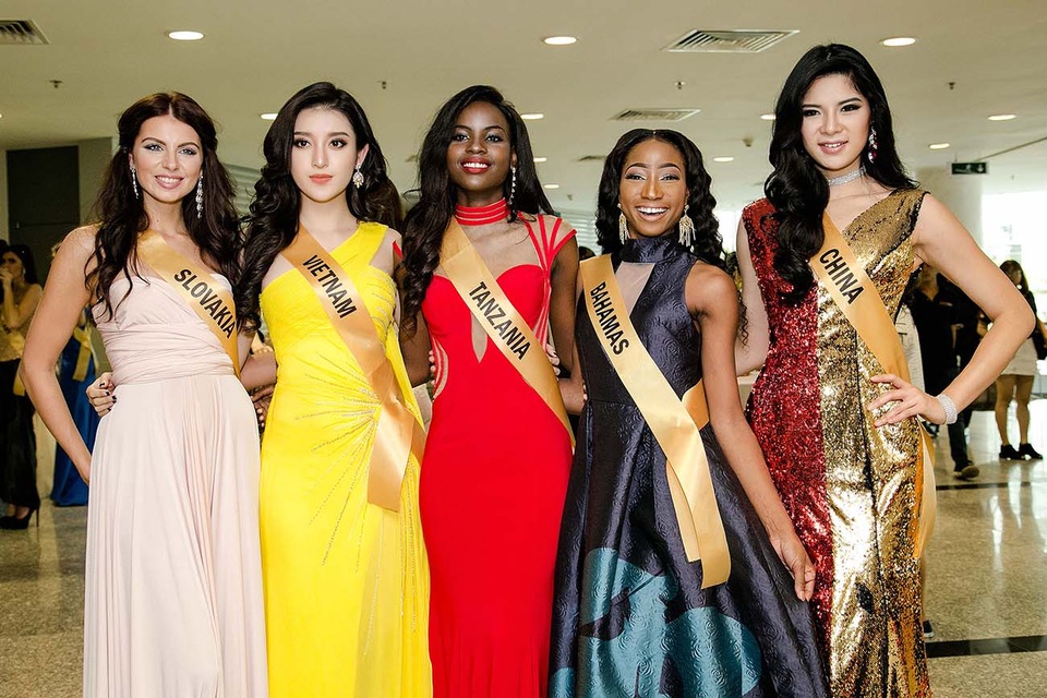 Trong sự kiện quan trọng này, các thí sinh đều lựa chọn cho mình những trang phục dạ hội lộng lẫy và nổi bật nhất để ghi điểm trong mắt truyền thông.