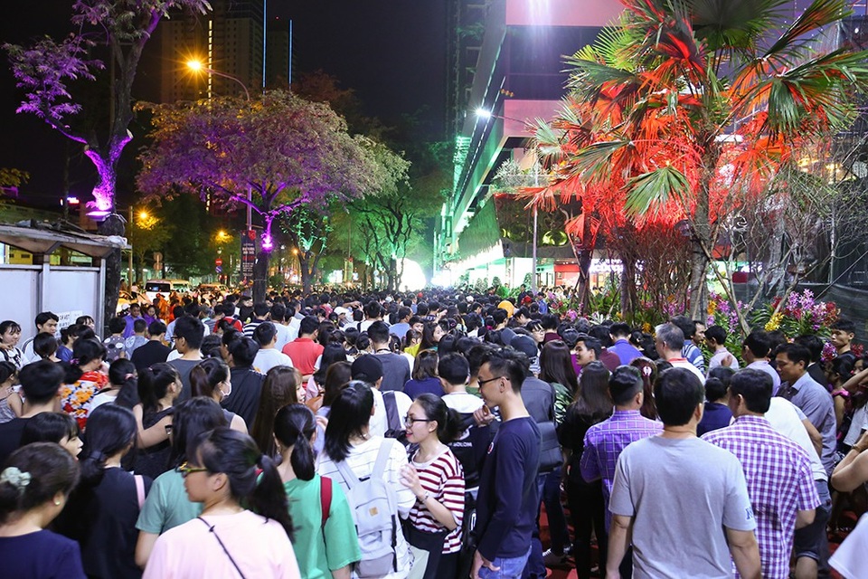 The Garden Mall đông kẹt cứng ngay ngày đầu khai trương - 4 The Garden Mall đông kẹt cứng ngay ngày đầu khai trương - 4