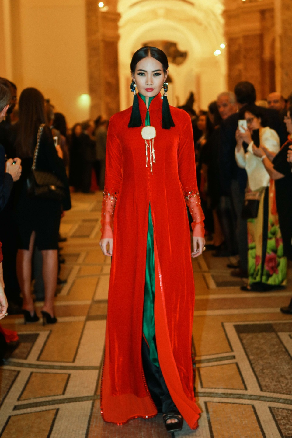 Người mẫu Tây duyên dáng với áo dài - 11 Người mẫu Tây duyên dáng với áo dài - 11