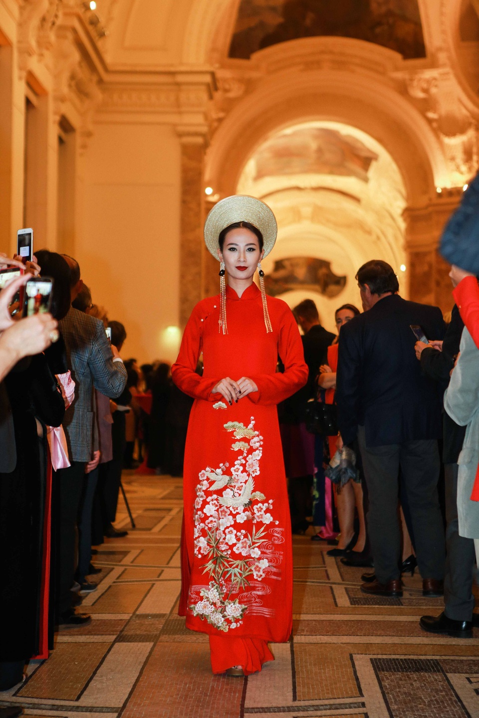 Người mẫu Tây duyên dáng với áo dài - 12 Người mẫu Tây duyên dáng với áo dài - 12