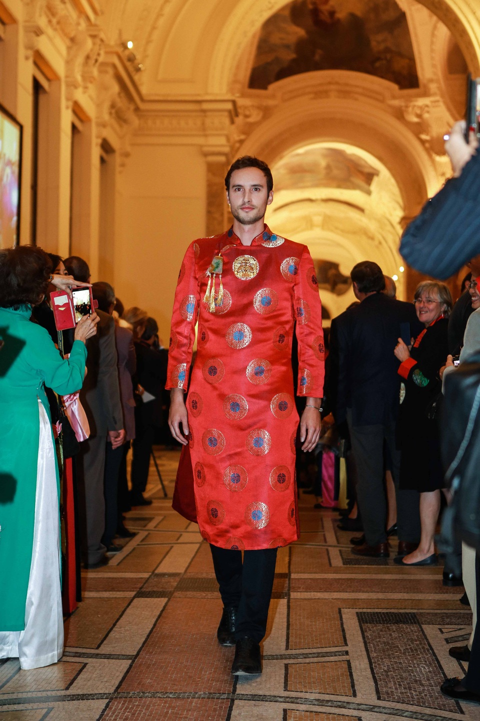 Người mẫu Tây duyên dáng với áo dài - 13 Người mẫu Tây duyên dáng với áo dài - 13