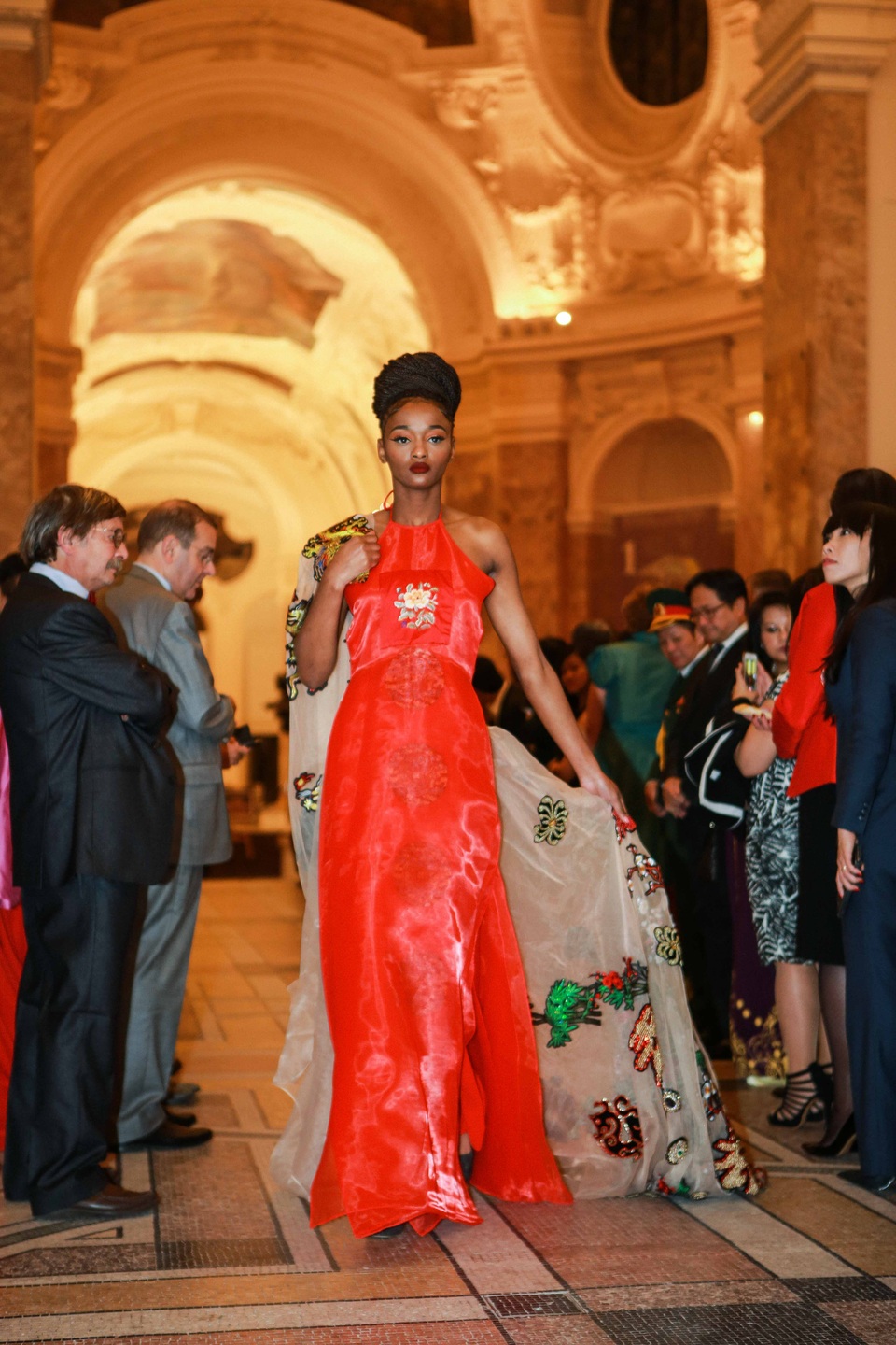 Người mẫu Tây duyên dáng với áo dài - 14 Người mẫu Tây duyên dáng với áo dài - 14