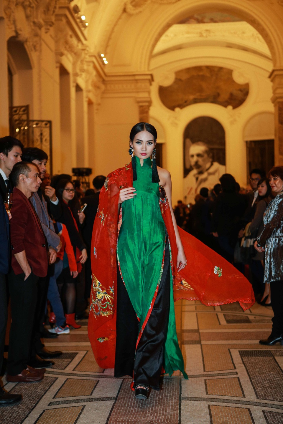 Người mẫu Tây duyên dáng với áo dài - 15 Người mẫu Tây duyên dáng với áo dài - 15