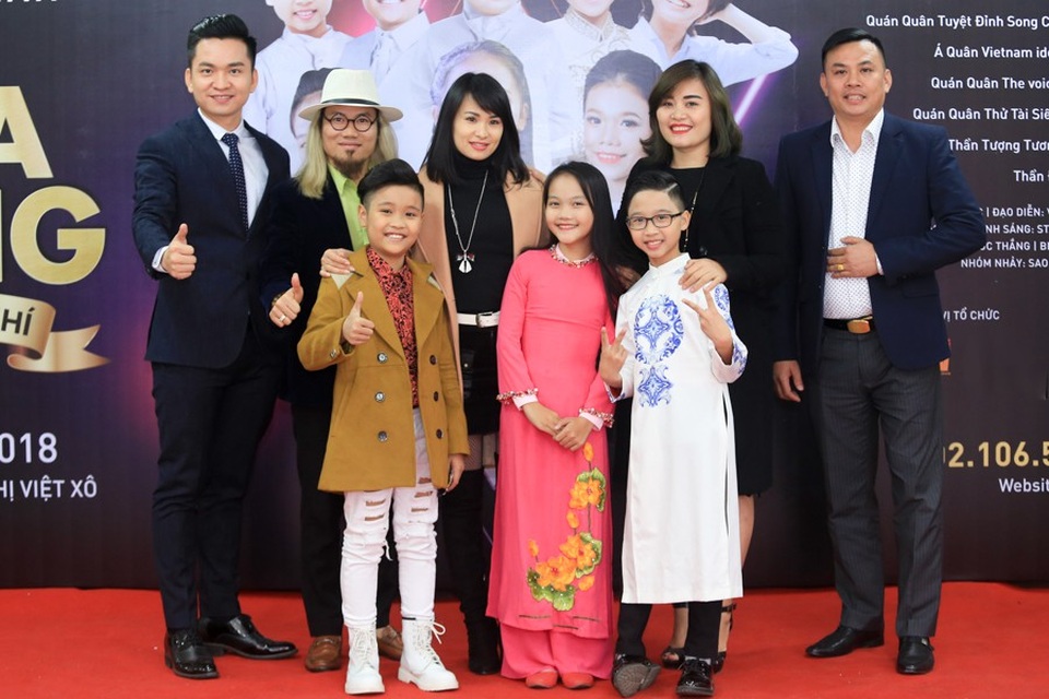 NSƯT Đăng Dương cùng bà xã đẹp như hoa hậu hội ngộ dàn sao nhí - 5 Các nghệ sĩ chụp hình cùng các ngôi sao nhí.