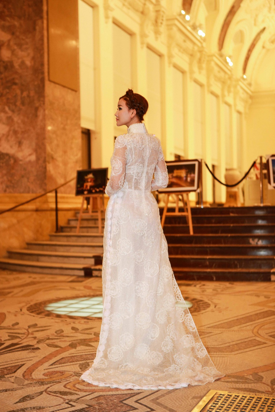 Người mẫu Tây duyên dáng với áo dài - 16 Người mẫu Tây duyên dáng với áo dài - 16