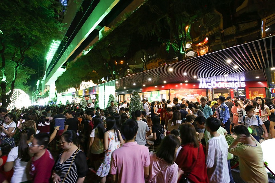 The Garden Mall đông kẹt cứng ngay ngày đầu khai trương - 5 The Garden Mall đông kẹt cứng ngay ngày đầu khai trương - 5