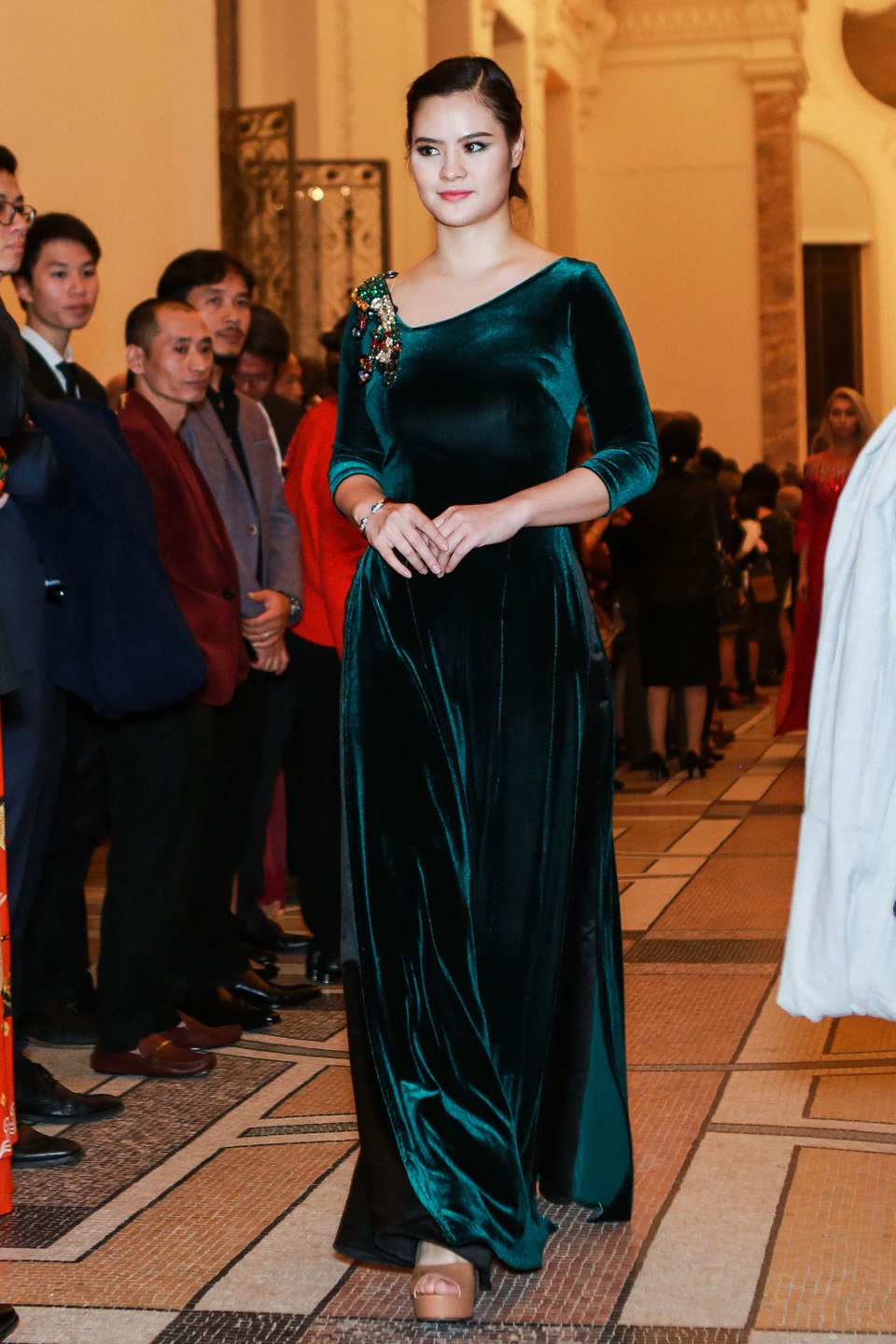 Người mẫu Tây duyên dáng với áo dài - 17 Người mẫu Tây duyên dáng với áo dài - 17