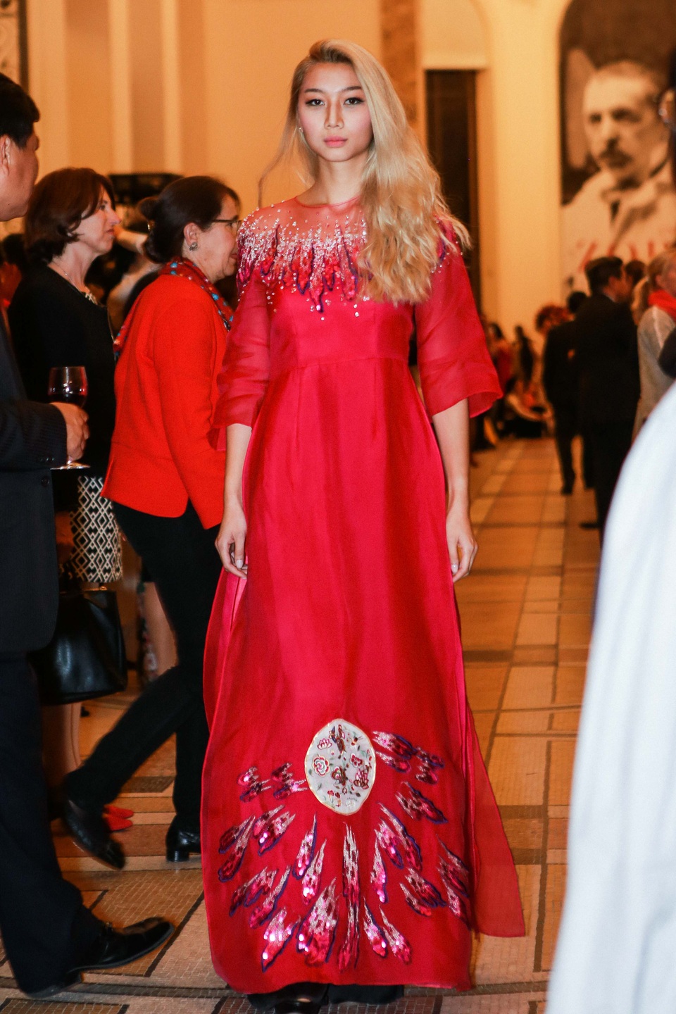 Người mẫu Tây duyên dáng với áo dài - 18 Người mẫu Tây duyên dáng với áo dài - 18