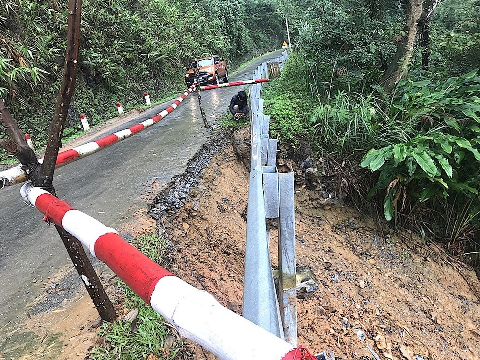Sạt lở nghiêm trọng, "nuốt" cả một làn đường trên quốc lộ 16 - 3
Đoạn sạt lở được rào chắn