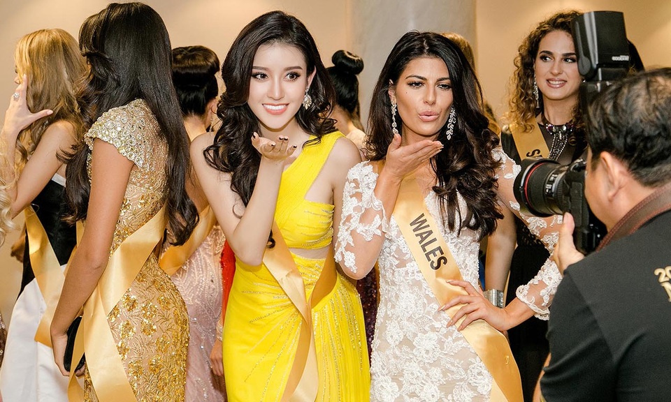 Sau những ngày đầu còn bỡ ngỡ và gặp một số bình luận về việc chọn trang phục chưa phù hợp, Á hậu Huyền My đã thực sự lấy lại phong độ và ghi điểm trong mắt báo giới với phong cách lộng lẫy, sang trọng.