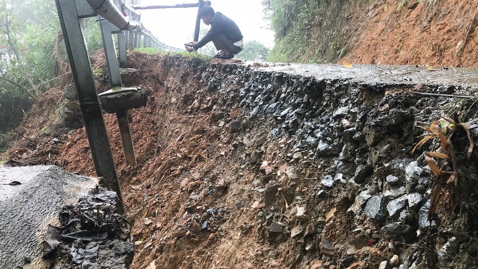 Sạt lở nghiêm trọng, "nuốt" cả một làn đường trên quốc lộ 16 - 5
Cả nửa làn đường bị ăn mất.