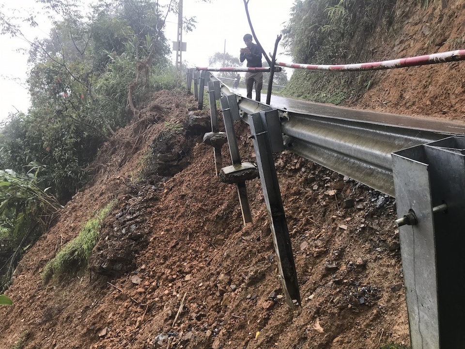 Sạt lở nghiêm trọng, "nuốt" cả một làn đường trên quốc lộ 16 - 6
Lan can treo lơ lửng.