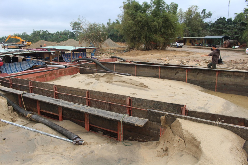 "Cát tặc" bùng phát trở lại - 1 Các tàu hút cát trộm được đưa về tập trung để lập biên bản vi phạm