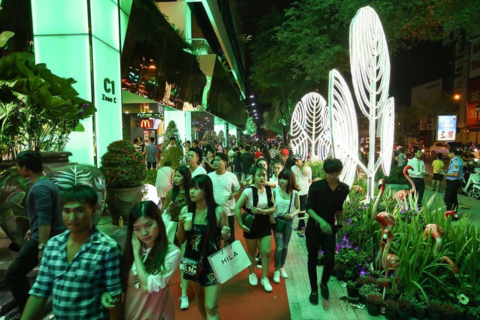 The Garden Mall đông kẹt cứng ngay ngày đầu khai trương - 8 The Garden Mall đông kẹt cứng ngay ngày đầu khai trương - 8