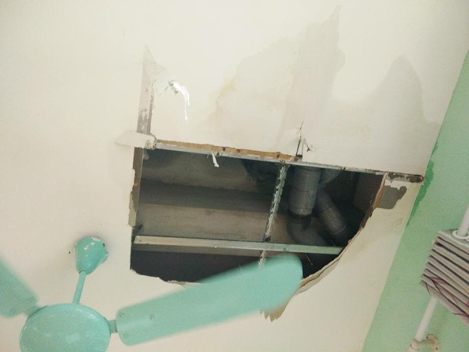 Hà Nội: 32 cán bộ giáo viên Trường mầm non Láng Thượng tiếp tục kêu cứu - 3 Mảng trần bị vỡ gần chỗ ống thoát