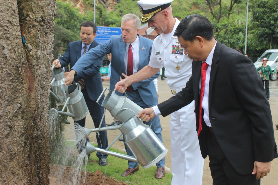Đại sứ Mỹ đọc “Nam quốc sơn hà” khi thăm di tích sông Bạch Đằng - 5 Đại sứ Mỹ tại Việt Nam Ted Osius và Tư lệnh Hạm đội Thái Bình Dương Scott H. Swift đã cùng nhau trồng cây lưu niệm tại khu di tích Bạch Đằng Giang ngày 6/10.