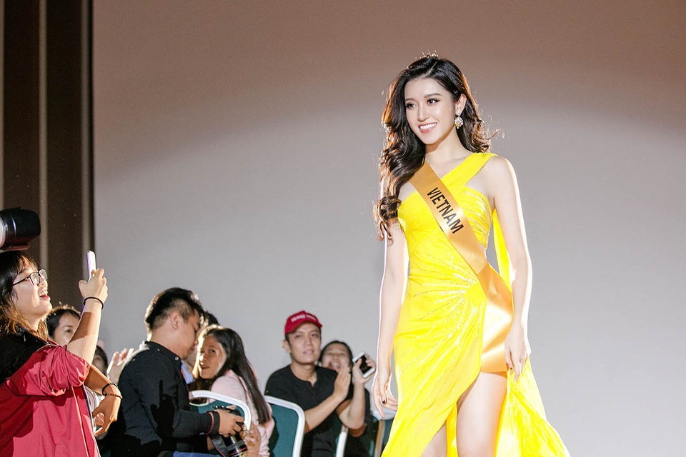 Cũng trong buổi tiệc chào mừng, các thí sinh đã có màn giới thiệu về bản thân trước báo giới. Á hậu Huyền My gây chú ý với những sải bước chuyên nghiệp, mạnh mẽ cũng như sự tự tin trên sân khấu.