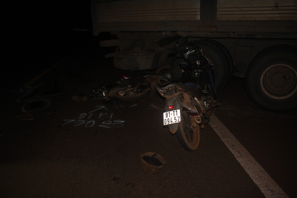 Chiếc xe máy nát dưới gầm xe tải