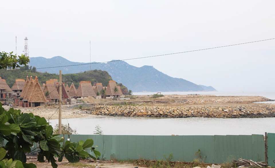 Lấp Vịnh Nha Trang hơn 17.500 m2 bị xử phạt... 70 triệu đồng (!) - 1 Dự án Khu nghỉ dưỡng Champarama Resort & Spa (TP Nha Trang, Khánh Hòa) đã ngang nhiên lấp danh thắng quốc gia Vịnh Nha Trang hơn 17.500 m2