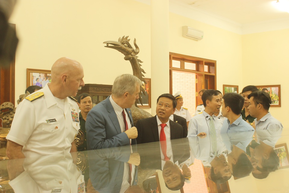 Đại sứ Mỹ đọc “Nam quốc sơn hà” khi thăm di tích sông Bạch Đằng - 7 Đại sứ Ted Osius nói rằng ông và Đô đốc Swift rất ấn tượng khi được biết và hiểu về lịch sử Việt Nam cũng như những chiến lược mà các vị tướng lĩnh của Việt Nam đã sử dụng để đánh quân xâm lược.
