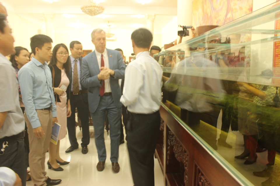 Đại sứ Mỹ đọc “Nam quốc sơn hà” khi thăm di tích sông Bạch Đằng - 6 Đại sứ Osius và Đô đốc Swift tham quan nhà trưng bày và tìm hiểu về cọc gỗ từng được sử dụng trong các cuộc chiến chống quân xâm lược của Việt Nam.