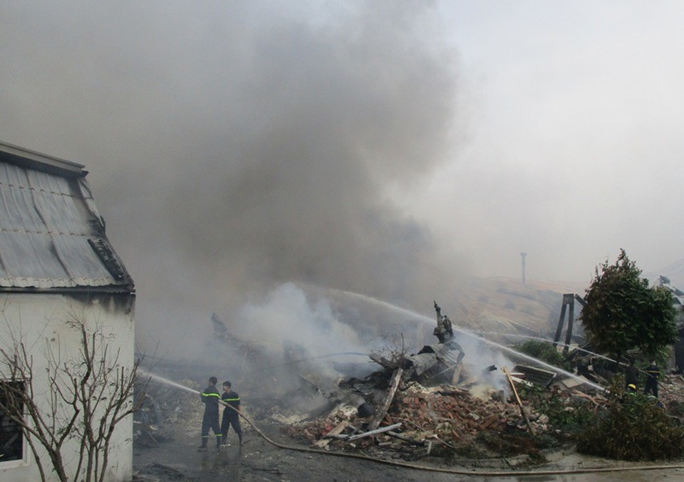 Vụ cháy cơ sở sản xuất bánh kẹo: Đã tìm thấy thi thể một nạn nhân - 3 Lực lượng chữa cháy vẫn đang tích cực dập lửa và tìm kiếm các nạn nhân