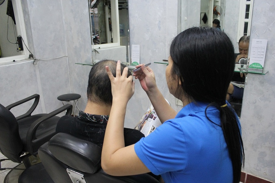 Lạ đời nghề “bới đen, tìm trắng” kiếm bạc triệu mỗi ngày ở Hà Nội - 2 Giá của mỗi giờ nhổ tóc bạc dao động từ 90 – 100.000 đồng. Ảnh: Hà Trang