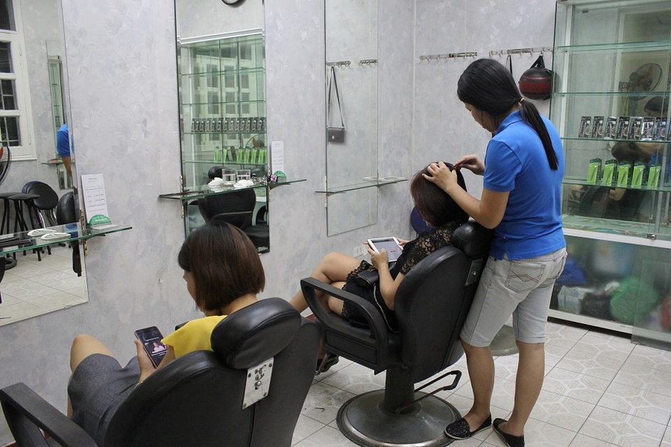 Lạ đời nghề “bới đen, tìm trắng” kiếm bạc triệu mỗi ngày ở Hà Nội - 1 Mỗi ngày cửa hàng anh Dũng mở từ 8 giờ sáng đến 6 chiều và luôn tấp nập khách vào ra. Ảnh: Hà Trang