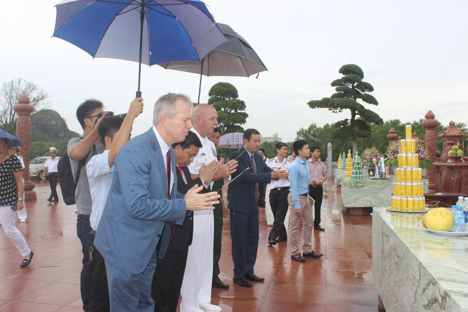 Đại sứ Mỹ đọc “Nam quốc sơn hà” khi thăm di tích sông Bạch Đằng - 15 Đại sứ Osius và Đô đốc Swift dâng hương trước tượng đài vua Ngô Quyền, vua Lê Đại Hành và Hưng Đạo Vương Trần Quốc Tuấn.