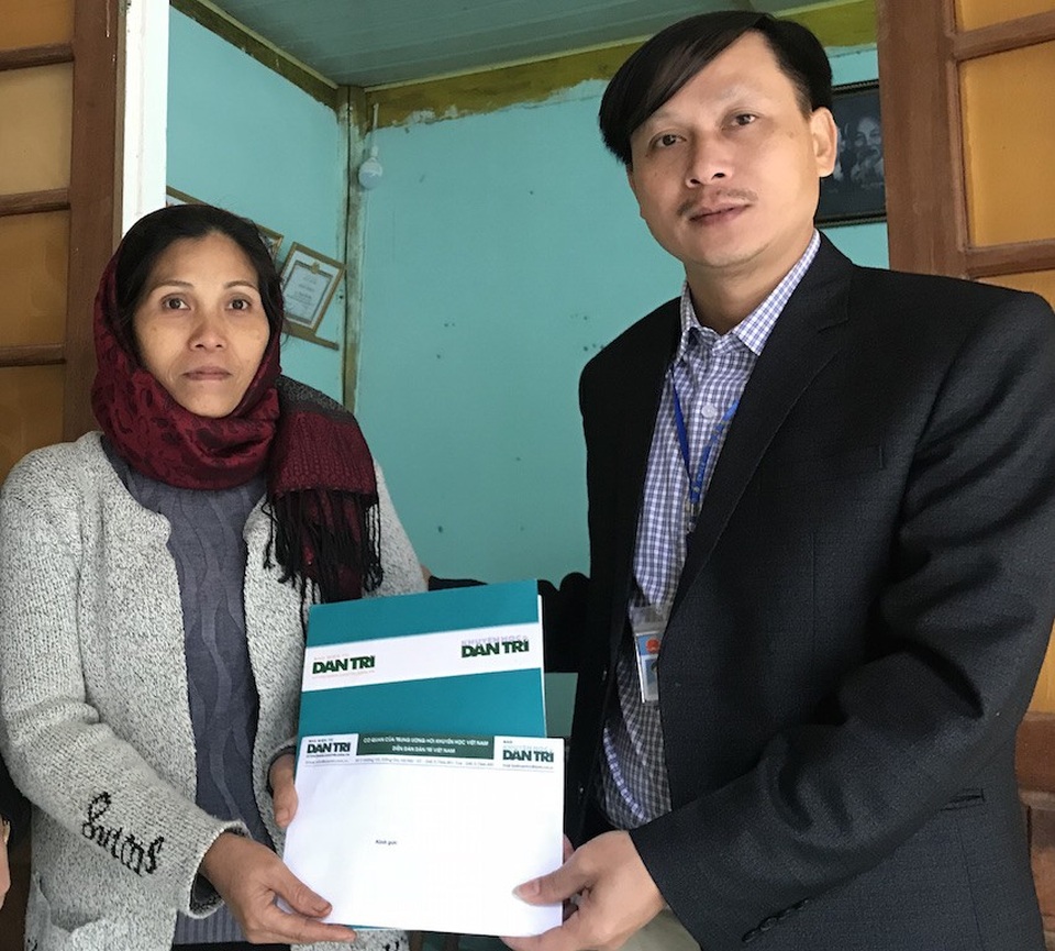 Gần 160 triệu đồng đến với 3 hoàn cảnh éo le ở xứ Nghệ - 8 Ông Nguyễn Hữu Lượng - Chủ tịch UBND xã Hữu Kiệm thay mặt PV Dân trí trao quà đến chị Thuận.